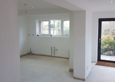 Room with white walls, without skirting boards and a patio door
