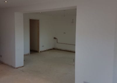 Room with white walls and without skirting boards